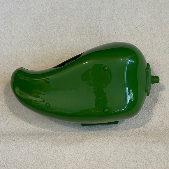 BNWOT Tupperware Chili Pepper Keeper in Green - Picture 8 of 9